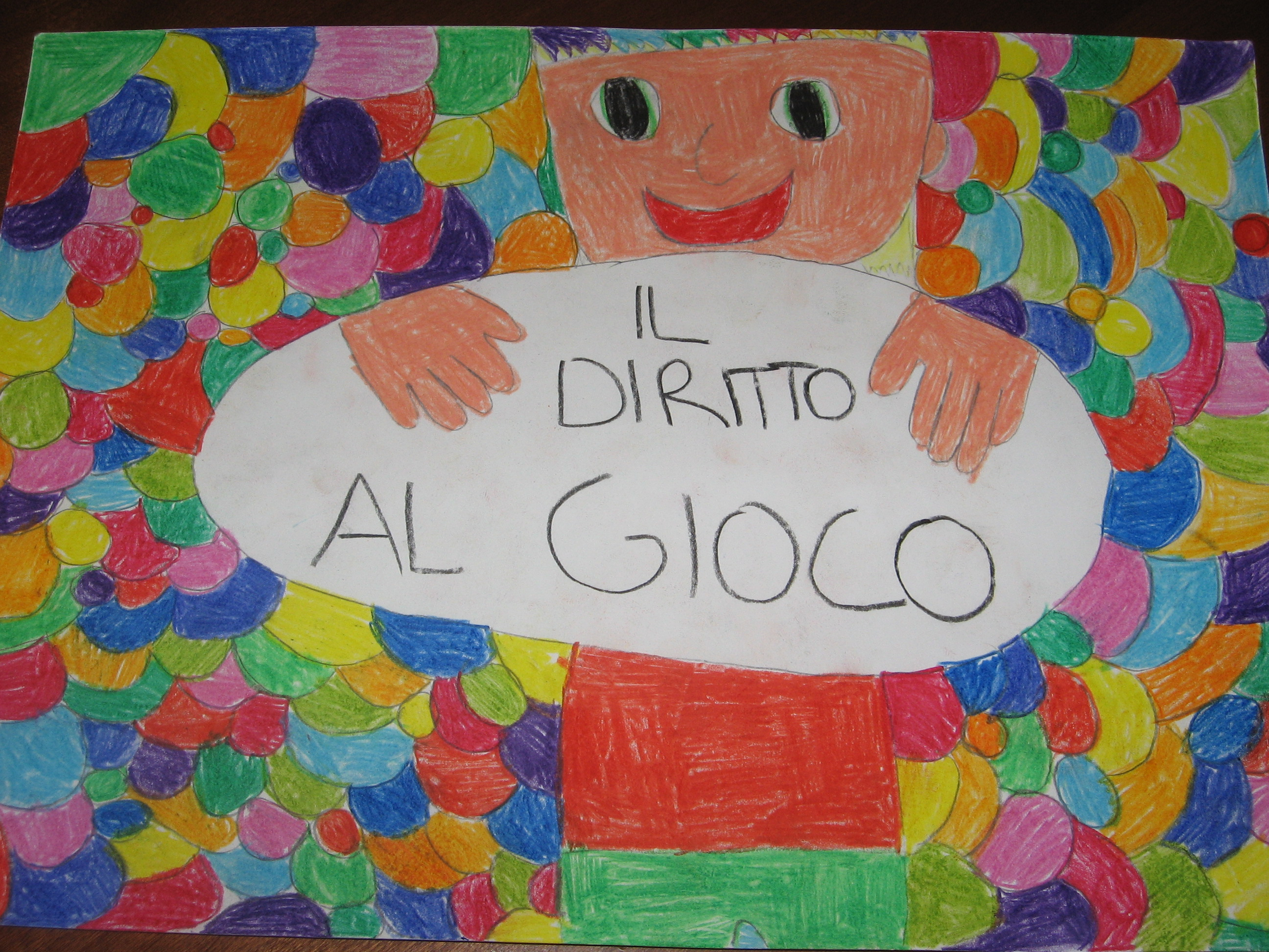 bimbo con il cartello tra le mani